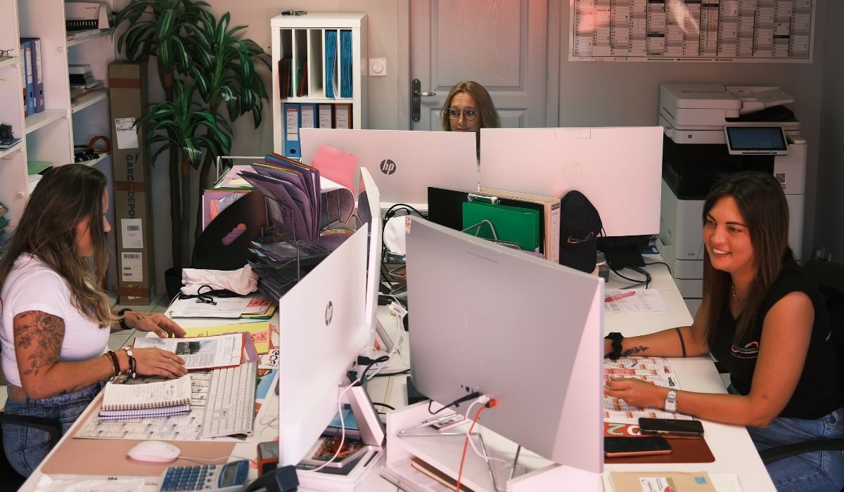 Équipe Sud Équipements dans les bureaux